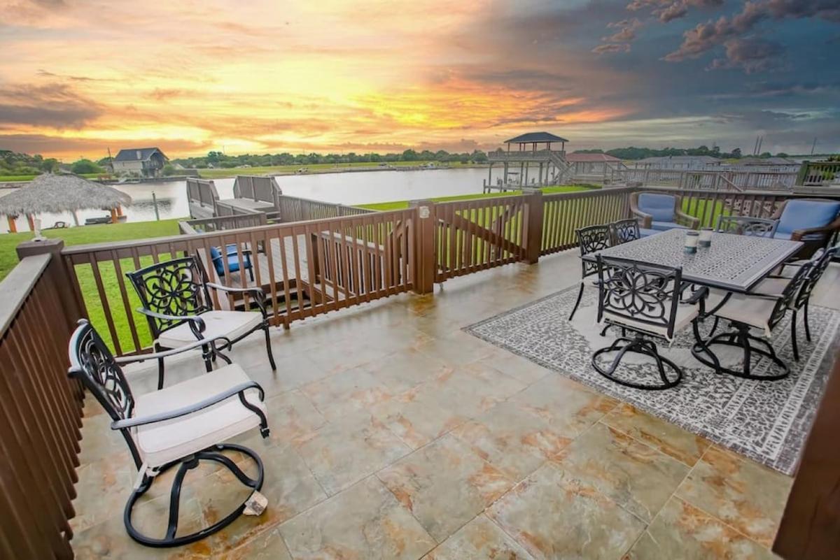 Luxury Waterfront Home Family And Pet Friendly Near Surfside Beach 11 Mins Freeport Exterior photo